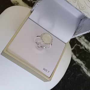 Beautiful mother of pearl Elegant ring round in figure, new in the box